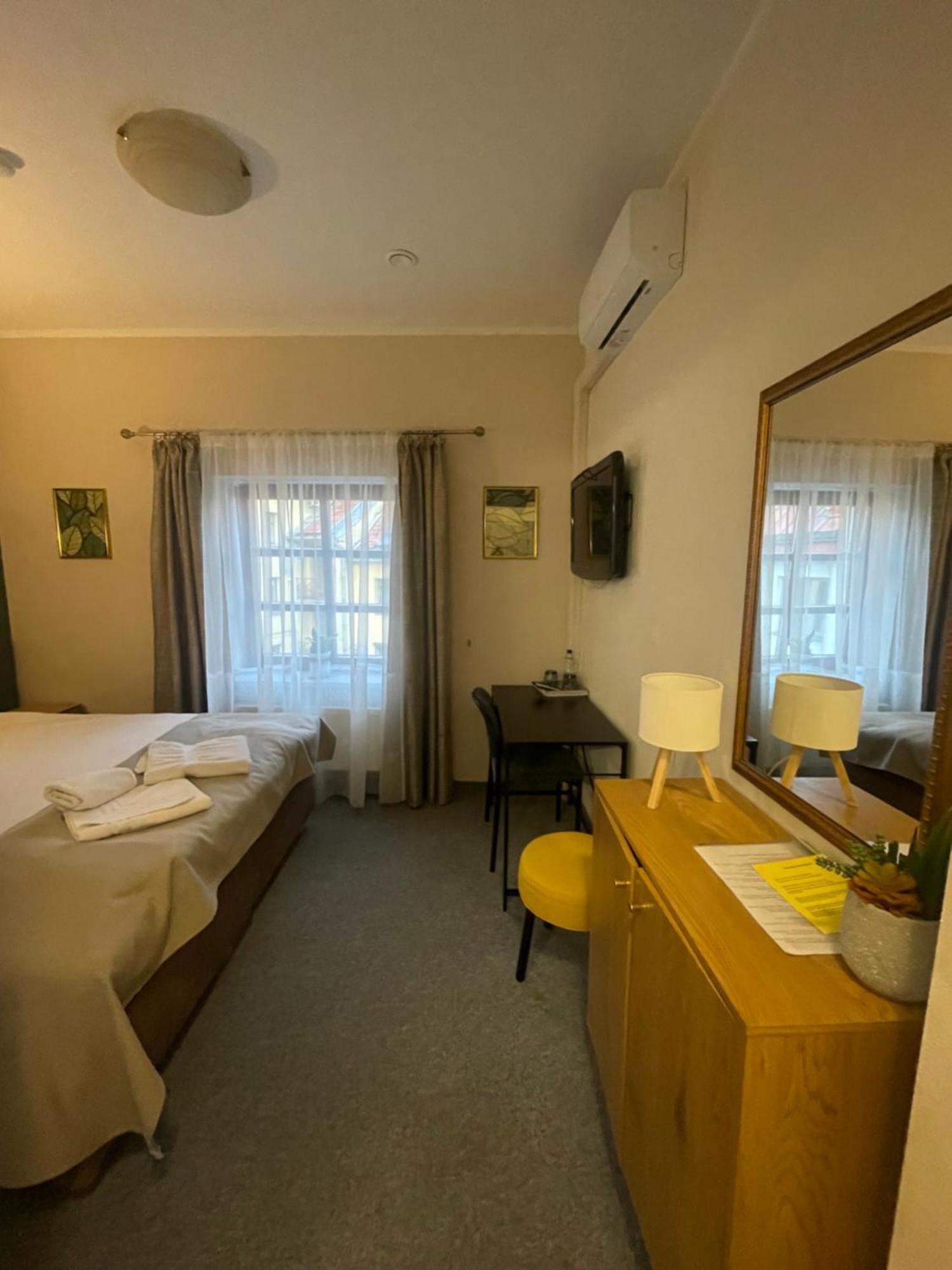 Apple Economy Hotel Kaunas Exteriör bild